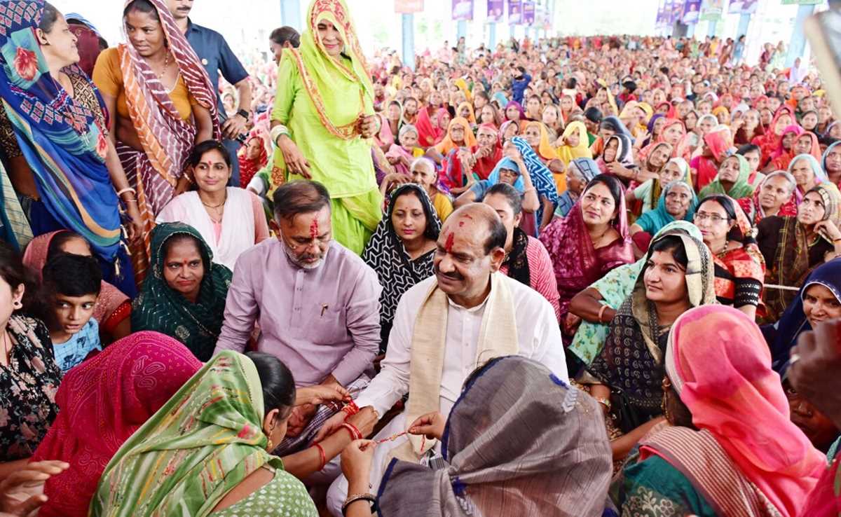 लोकसभा अध्यक्ष ओम बिरला ने अपने संसदीय क्षेत्र की महिलाओं से राखी बंधवाई